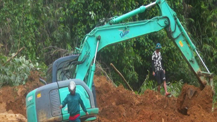 Chr’hoong k’coong ch’ngai Tây Giang, tỉnh Quảng Nam: Hơnh déh học sinh rạch học cớ