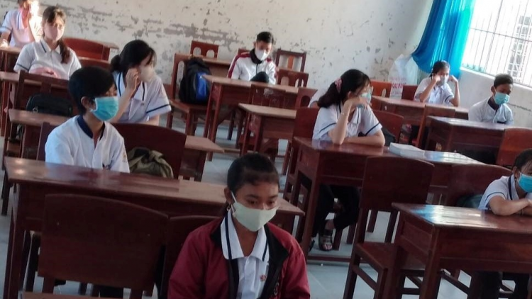 Bộ Giáo dục k’đươi học sinh tươc trường choom tơt ch’ngai 1,5m
