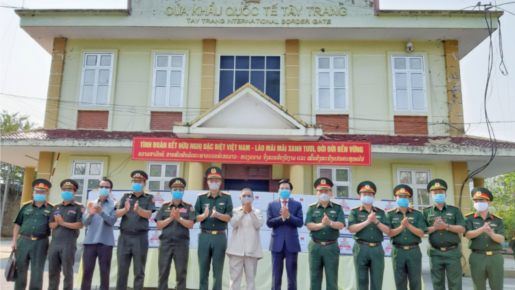 Bộ Tư lệnh Quân khu 2 cher đoọng pr’đươi y tế đoọng ha c’bhúh quân đội zâp tỉnh Bắc Lào