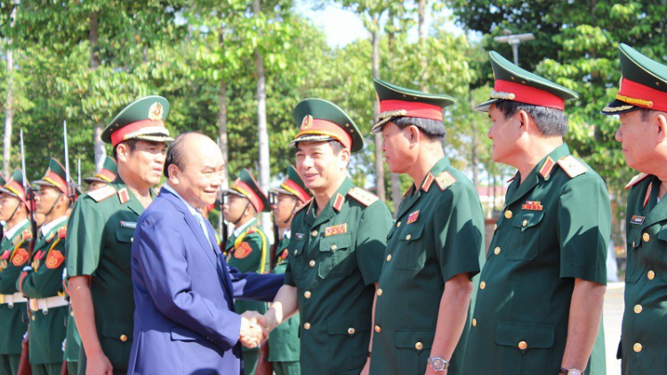 Thủ tướng Nguyễn Xuân Phúc lưm, hơnh déh Tết Quân khu 9