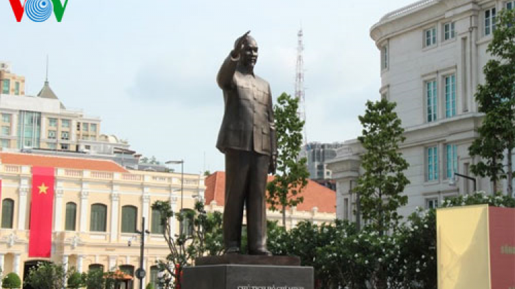 Chủ tịch Hồ Chí Minh lâng bh’rợ xăl t’mêê, pa dưr lâng zư lêy k’tiếc k’ruung