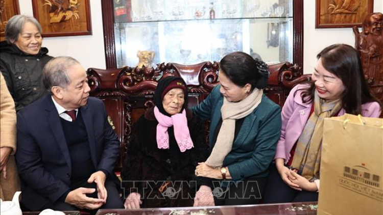 Chủ tịch Quốc hội Nguyễn Thị Kim Ngân tươc lum lêy lâng đoọng pr’hêl ha muy bơr pr’loỌng đong chính sách, manuyh vêy g’lêêh c’rơ lâng cách mạng tỉnh Thừa Thiên – Huế