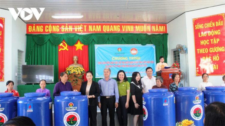 Chủ tịch Quốc hội Nguyễn Thị Kim Ngân cher đoọng 2.000 cr’độ ga mắc đớc đác đoọng ha đhanuôr zr’lụ cha noọng xớơt Bến Tre