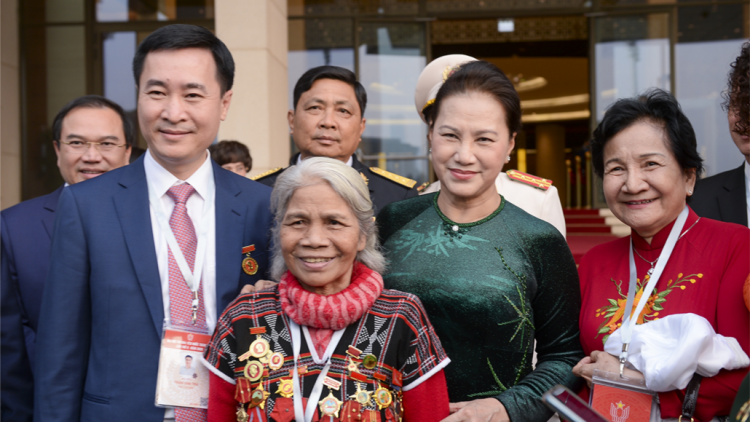 Chủ tịch Quốc hội tr’lưm lâng c’bhúh đại biểu pấh Đại hội thi đua chắp kiêng k’tiếc k’ruung