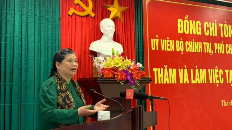 Phó Chủ tịch thường trực Quốc hội Tòng Thị Phóng lưm lâng cher đoọng pr’hêl ha đhanuor crêê boo đhí tuh bhlong tỉnh Thùă Thiên Huế