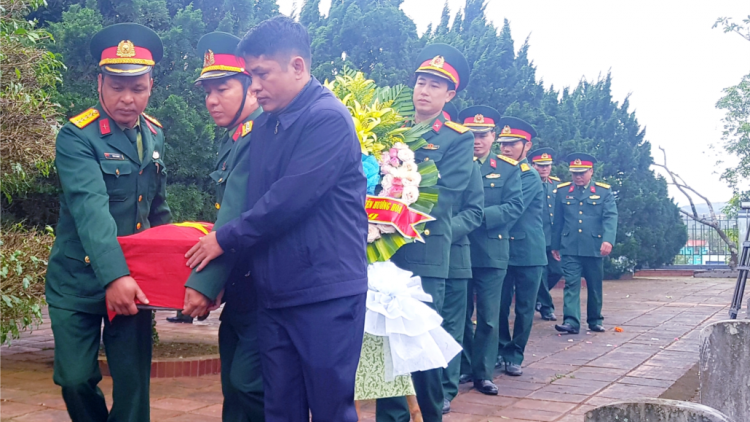 Quảng Trị c’lêng lâng tâp đơc n’hang 8 liệt sĩ