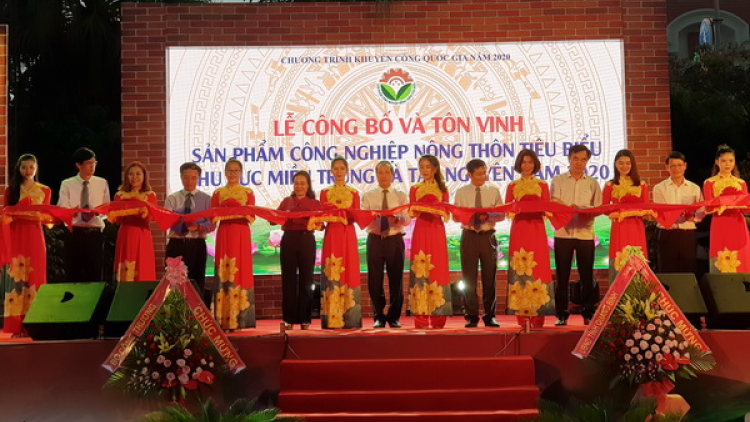 Haanh deh 100 pr’đươi tr’haanh đhị hội chợ triển lãm hàng Công nghiệp bhươl cr’noon liêm choom zr’lụ miền Trung lâng Tây Nguyên