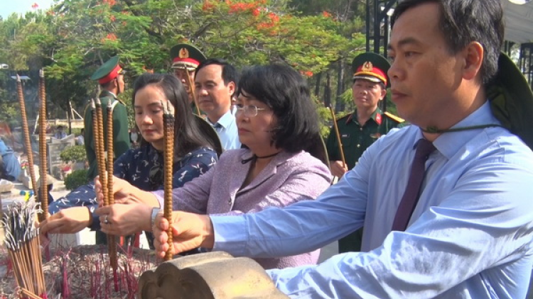 Phó Chủ tịch k’tiếc k’ruung Đặng Thị Ngọc Thịnh pâh bh’rợ “Tiếp bước quân hành-Khát vọng non sông” đhị Thành cổ Quảng Trị