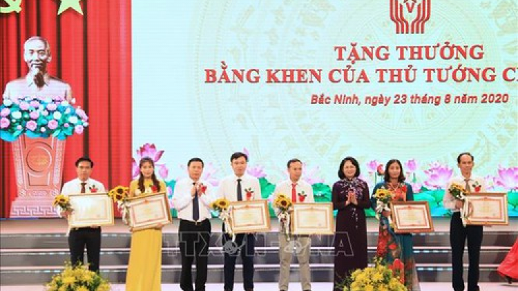 Phó Chủ tịch k’tiêc k’ruung Đặng Thị Ngọc Thịnh tươc pâh Đại hội Thi đua chăp hơnh k’tiêc k’ruung tỉnh Bắc Ninh g’luh V