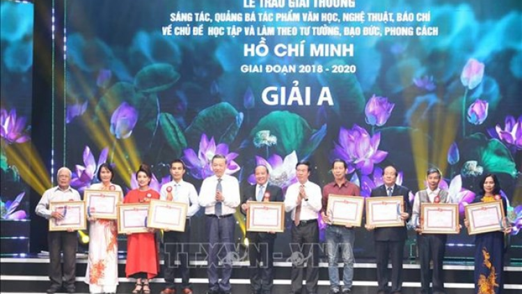 Lâh 200 tác phẩm bơơn cha ner sáng tác lâng pa căh VHNT, báo chí