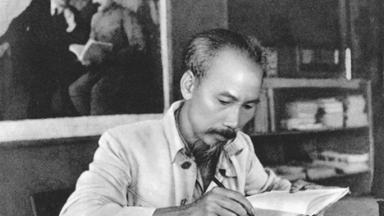 T’hước tước 130 c’moo t’ngay Chủ tịch Hồ Chí Minh n’niên: Bác Hồ coh loom âng đhanuôr Ai Cập