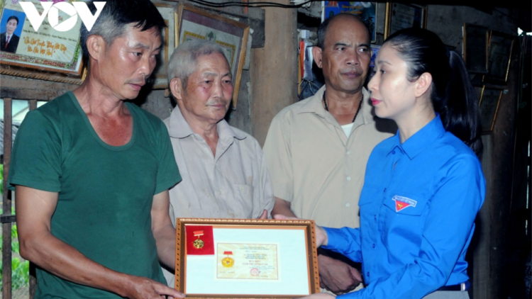 Pa đơp đoọng huy hiệu “Tuổi trẻ dũng cảm” đoọng ha công an viên lâh chêệt bil bêl lươt pa bhrợ