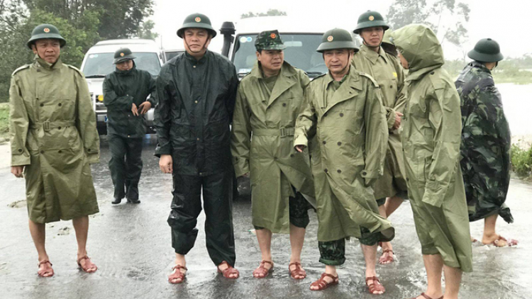 Năl ghít đhị Phó Tư lệnh Quân khu 4 lâng c’bhúh trông dấc bil liên lạc