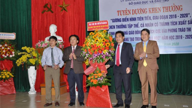 Ngành giáo dục Quảng Nam hơnh deh, khen thưởng apêê điển hình c’mô học 2019-2020
