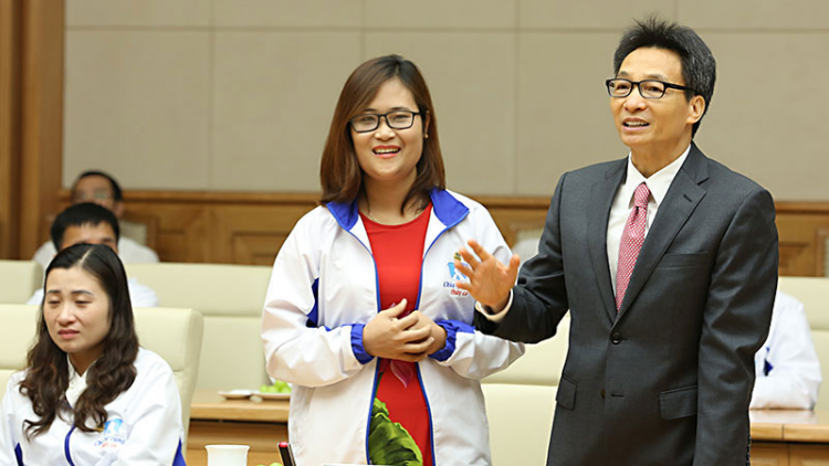 Phó Thủ tướng Vũ Đức Đam tr’lưm mặt lâng 63 giáo viên nắc manứih acoon cóh liêm chr’nắp