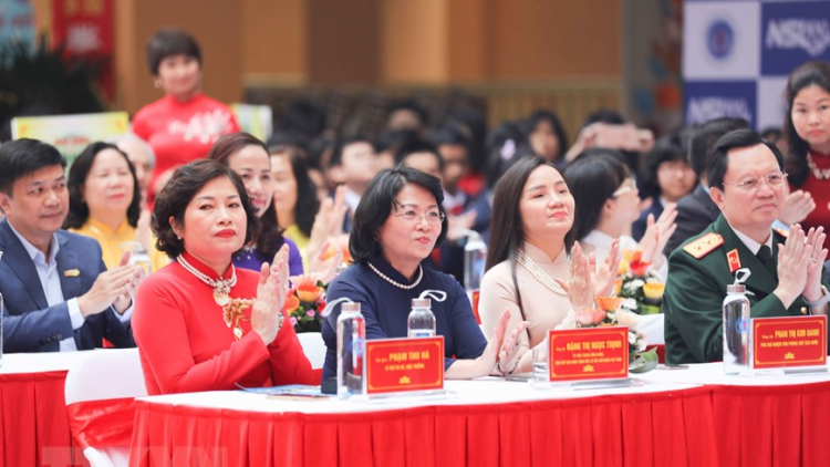 Phó Chủ tịch k’tiếc k’ruung Đặng Thị Ngọc Thịnh pấh bhiệc bhan hơnh déh 100 c’moo trường Ngô Sỹ Liên