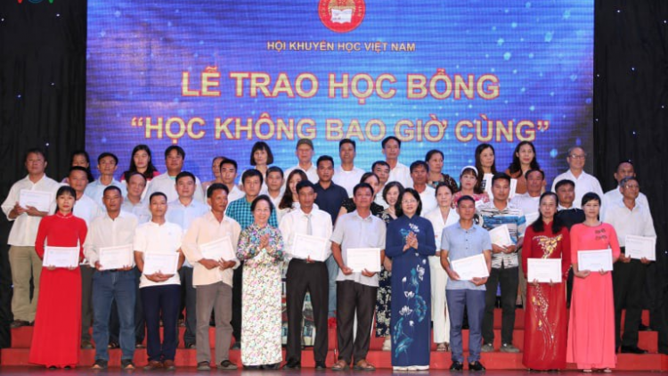 Phó Chủ tịch k’tiếc k’ruung Đặng Thị Ngọc Thịnh pâh cher đoọng học bổng “Học căh choom đhệêng”