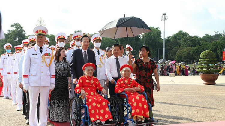 Bộ Quốc phòng tr’lưm lâng đại biểu zâp amế Việt Nam anh hùng prang k’tiếc k’ruung