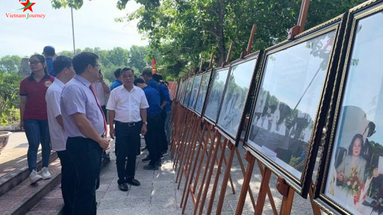 Triển lãm cha nụp “Pa chô dưm” đhị zr’lụ c’cir lịch sử Chín Hầm