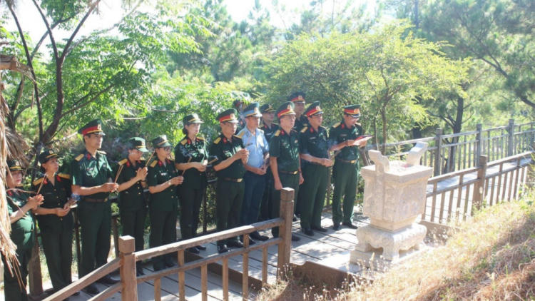 C’bhúh pa bhrợ Quân khu 4 bắt hương, lưm lêy ping xal Đại tướng Võ Nguyên Gíap