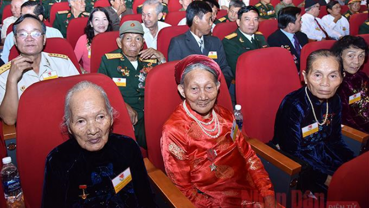 Chăp hơnh apêê amế lứch loom đoọng ha k’tiêc k’ruung