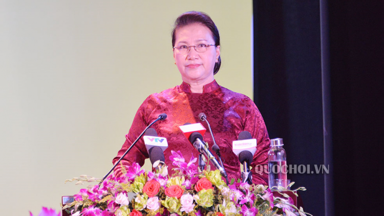 Chủ tịch Quốc hội Nguyễn Thị Kim Ngân tước pâh bh’rợ pa đơp đoỌng Bằng Tổ quốc ghi công
