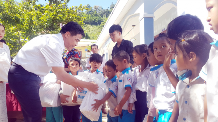 Bh’cộ tỉnh Quảng Nam: Lum lâng cher đoọng pr’hêl ha coon p’niên k’tưi zr’lụ da ding ca coong đha lum Quốc tế acoon p’niên