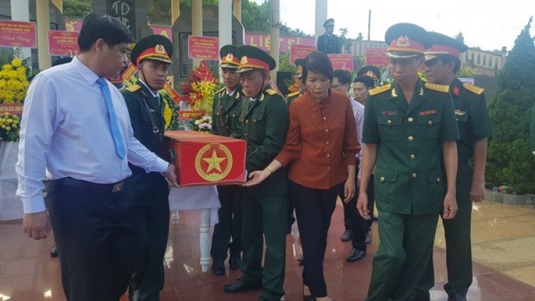 Bh’rợ c’lêng lâng tập đớc n’hang âng 17 liệt sĩ đhị Quảng Nam