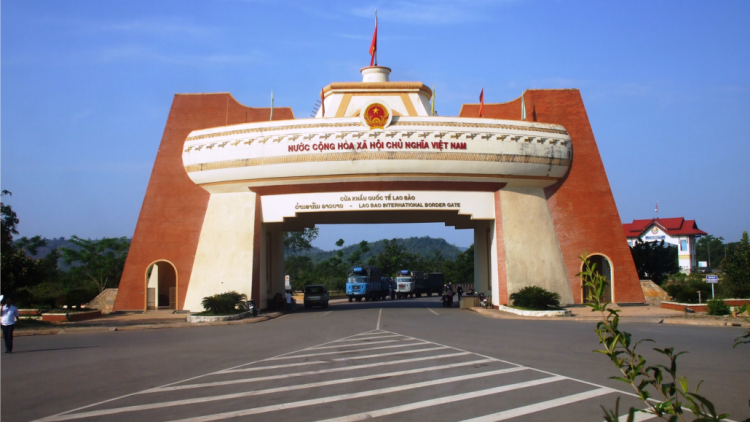 Lêy cha mêết zêl cha groong pr’lúh cr’ay tu virus Corona đhị Cửa khẩu quốc tế Lao Bảo lâng La Lay
