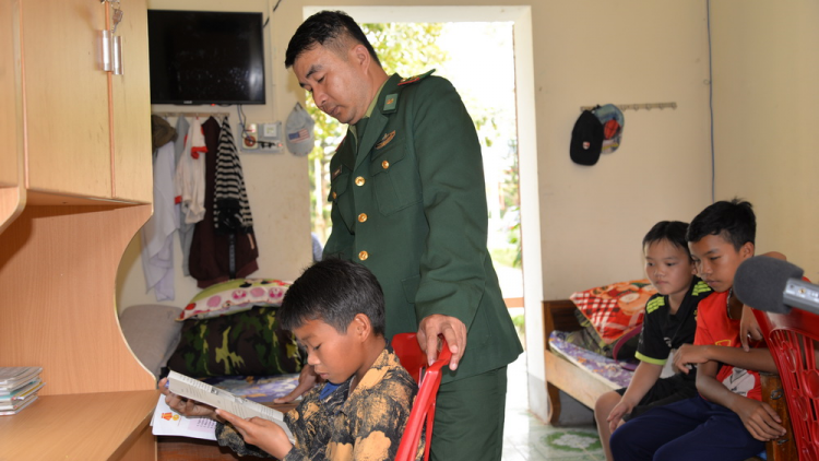 Têêm ngăn bh’rợ K’coon ta pay băn cóh đồn biên phòng k’coong ch’ngai k’noong k’tiếc