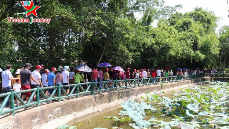 C’xêê 5 chô lum lêy vel đong Chủ tịch Hồ Chí Minh