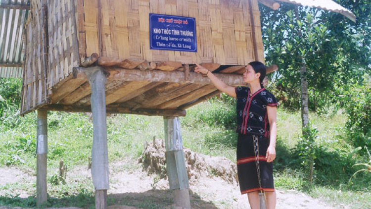 Z’hai bhrợ zơng manứih Cơ Tu zư lêy ch’na đh’nắh