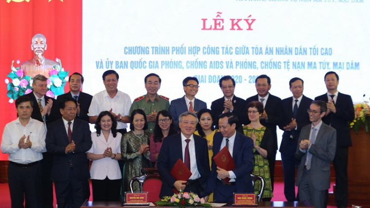 G’luh bh’rợ zêl lâng cha groong ma túy, bhrợ t’niêt t’bhuc lâng pa xiêr HIV/AIDS coh Việt Nam công dzợ zr’năh k’đhap
