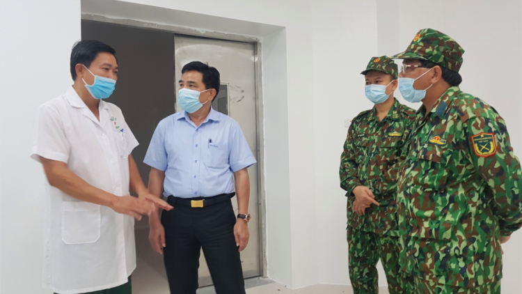 Phó Bí thư Thường trực Tỉnh uỷ Quảng Nam Lê Văn Dũng lưm lêy đhị cha groong pr’lúh cr’ay đhị k’noong k’tiếc