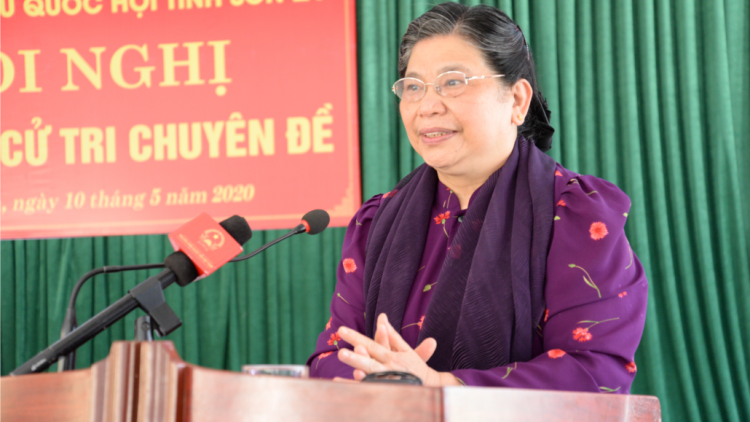 Phó Chủ tịch Thường trực Quốc hội Tòng Thị Phóng lum prá lâng đha nuôr đhị Vân Hồ, tỉnh Sơn La