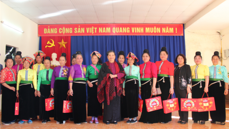 Phó Chủ tịch Thường trực Quốc hội lưm, cher đoọng pr’hêl đhanuôr vel Phứa Cón, phường Chiềng An, tỉnh Sơn La