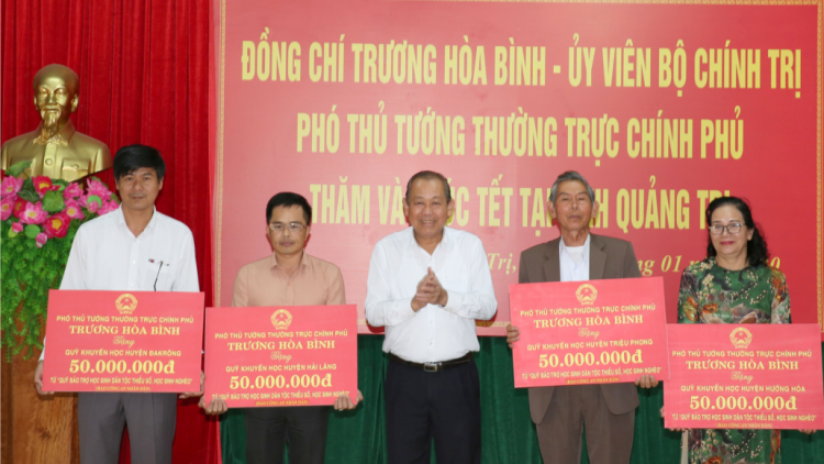 Phó Thủ tướng Thường trực Chính phủ Trương Hòa Bình thăm, cher pr’hêl đọong ha cán bộ, chiến sĩ lâng đhanuôr tỉnh Quảng Trị