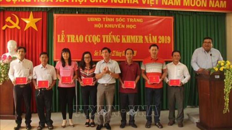 Sóc Trăng cher đọong chứng chỉ k’tiếc k’ruung p’rá Khmer đọong ha 727 cán bộ, công chức, viên chức