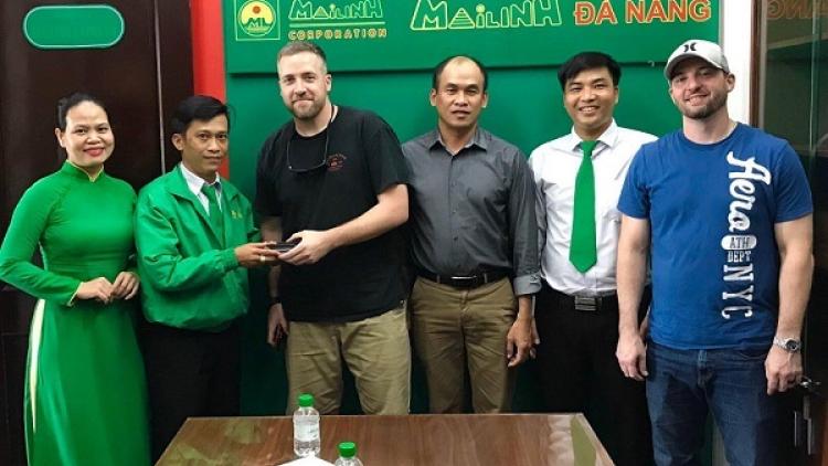 Ma nứih lái xe taxi chroót pa chô zên lâng điện thoại đoọng ha thuỷ thủ bhuông tang bhuông păr âng Mỹ ha vil lơi