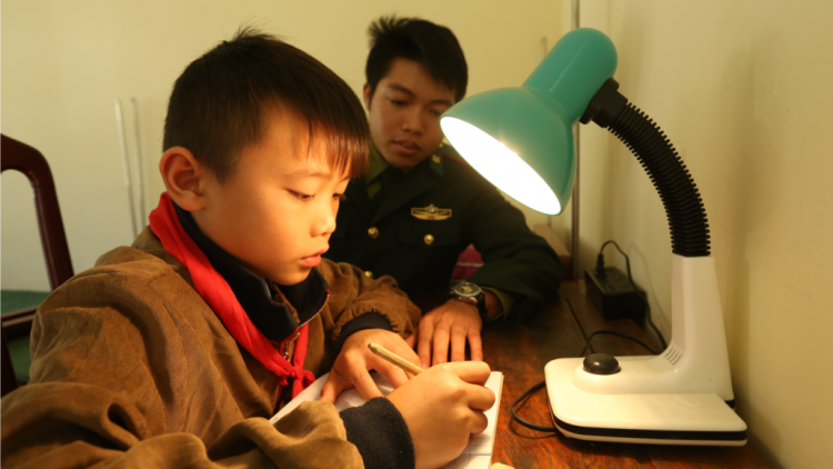 Acoon p’niên âng biên phòng băn lâng cr’noọ bh’rợ chr’năp liêm âng manuyh lính coh zr’lụ c’noong k’tiêc Điện Biên