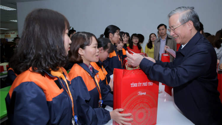 Thường trực Ban Bí thư Trần Quốc Vượng lưm, cher đoọng pr’hêl Tết đoọng ha công nhân pa bhrợ lưm tr’mung pa bhlầng k’đhap đha rựt đhị tỉnh Phú Thọ
