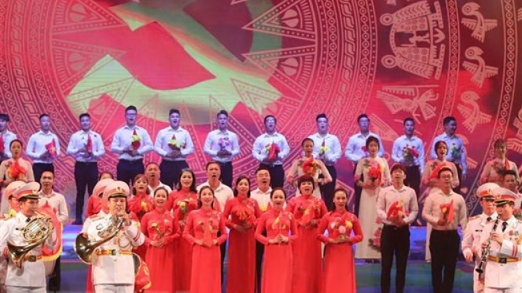 Thủ tướng pâh bh’rợ nghệ thuật “Tổ quốc tôi chưa đẹp thế bao giờ”