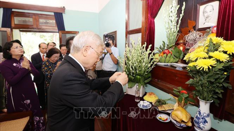 Tổng Bí thư, Chủ tịch k’tiếc k’ruung Nguyễn Phú Trọng bắt hương hay tước Chủ tịch Hồ Chí Minh