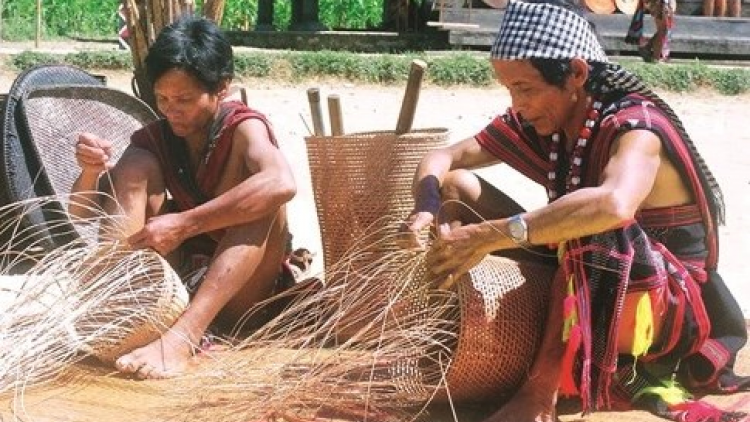 Triển lãm lâng pa căh bh’rợ tr’naanh âng ma nuyh Cơ Tu