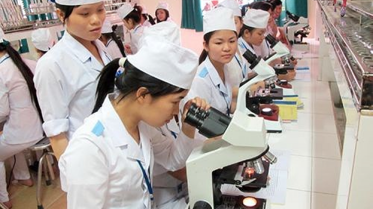 Xét tuyển 61 cha năc viên chức ngành y tế đoọng ha manứih lướt học ting chế độ cử tuyển