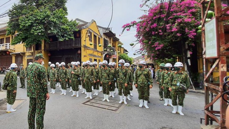 Xe chuyên dụng âng quân đội phun tiêu độc, khử trùng phố ty Hội An