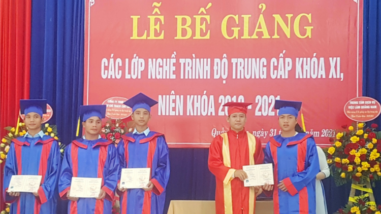 100 học sinh Trường Trung cấp bh’rợ đha đhâm c’mâr acoon coh Quảng Nam tốt nghiệp