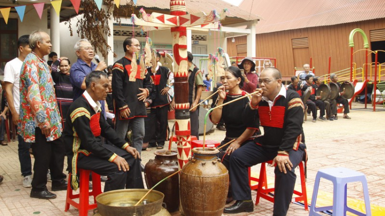 Xây dựng cuộc sống buôn làng