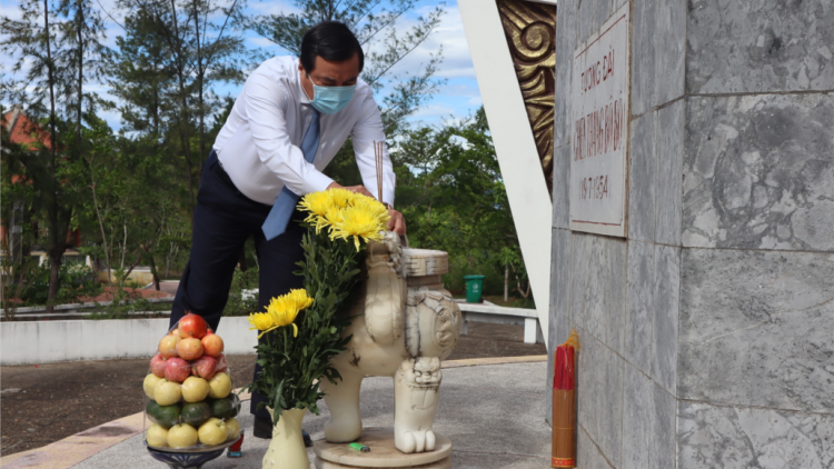Bí thư Tỉnh uỷ Phan Việt Cường bắt hương hay tước apêê anh hùng liệt sĩ, a mế Việt Nam anh hùng