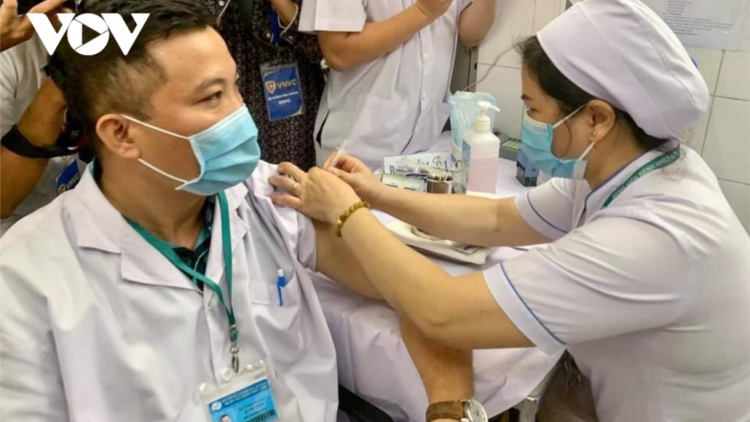 Tr’nơơp xay moon đợ c’leh dưr vaih ngân xang tiêm vaccine Covid-19 đhị Việt Nam năc muy t’piing r’bhâu